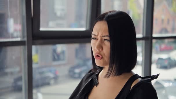 Joven mujer enojada culpando peluquero en mal corte de pelo
 - Metraje, vídeo