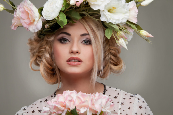 portrait of beautiful sexual girl with flowers - Foto, imagen