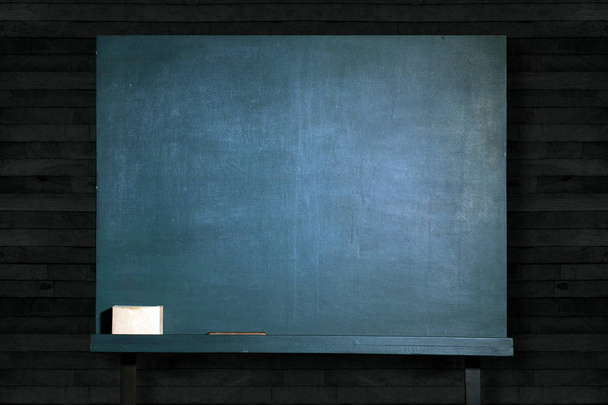 教室の教育背景の木製壁に空グリーン黒板. - 写真・画像