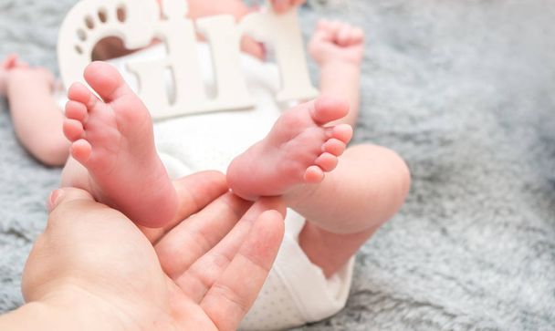 jalat vastasyntyneen vauvan harmaa pörröinen huntu kirjoitus tyttö
 - Valokuva, kuva