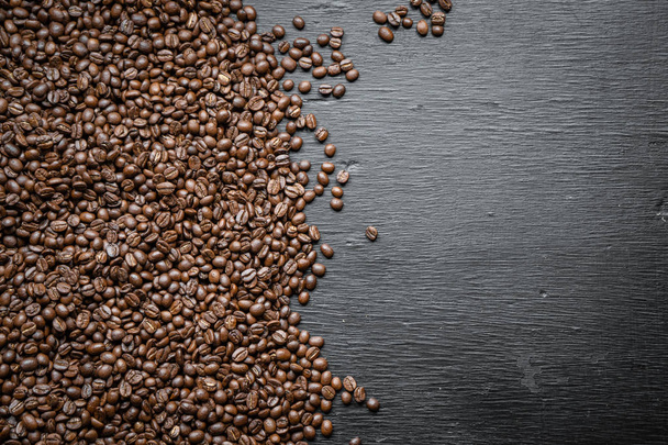 Кофе-бобы Жареный и раздавленный фон на доске
 - Фото, изображение