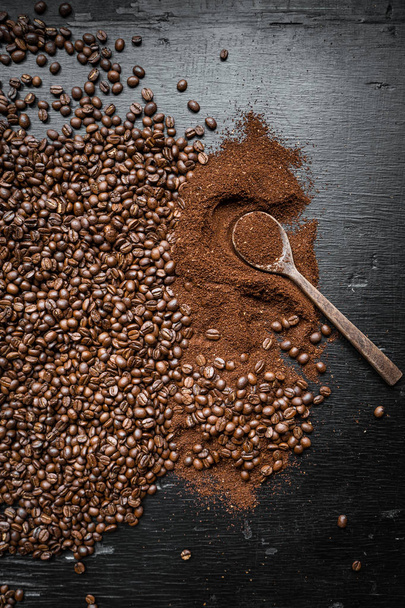 grano de café Fondo tostado y triturado En la pizarra
 - Foto, Imagen