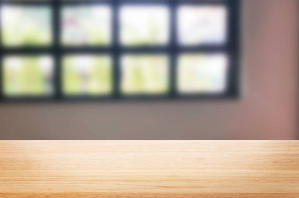 Holzbrett leeren Tisch Platz Plattform vor verschwommenem Wohnzimmer des Hintergrunds - kann für die Anzeige oder Montage Ihrer Produkte verwendet werden. Attrappe für Produktpräsentation. - Foto, Bild