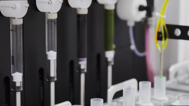 Forschung zur Identifizierung gefährlicher Viren im Labor mit Robotern - Filmmaterial, Video