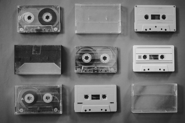 callection of vintage tape cassette recorder. color blanco y negro, plano, vista superior. tecnología retro
 - Foto, imagen