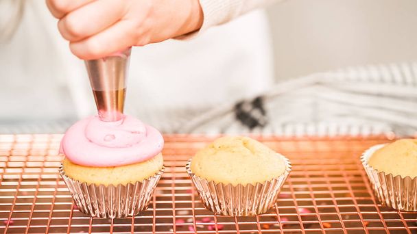 Schritt für Schritt. Dekorieren Einhorn Themen Vanille Cupcakes mit Regenbogen-Buttercreme Zuckerguss. - Foto, Bild