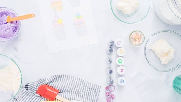 Stap voor stap. Kleurplaat botterroom berijpen met voedsel kleuren voor unicorn thema vanille cupcakes. - Foto, afbeelding