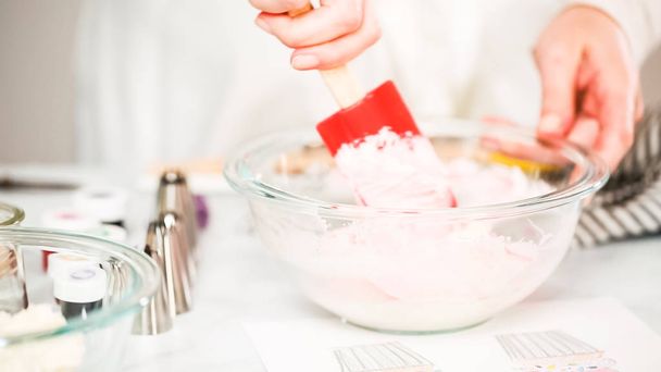 Schritt für Schritt. Färbung Buttercreme Zuckerguss mit Lebensmittelfarben für Einhorn Thema Vanille Cupcakes. - Foto, Bild