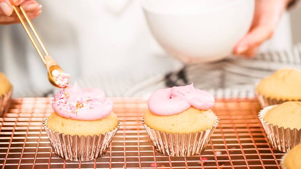 Krok za krokem. Dekorace jednorožec s motivem vanilkové cupcakes s rainbow buttercream polevou. - Fotografie, Obrázek