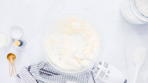 Passo a passo. Mistura de cobertura de creme de manteiga para cupcakes de baunilha
. - Foto, Imagem