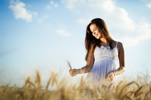 Νεαρή όμορφη ευτυχισμένη γυναίκα που περνά χρόνο στη φύση - Φωτογραφία, εικόνα