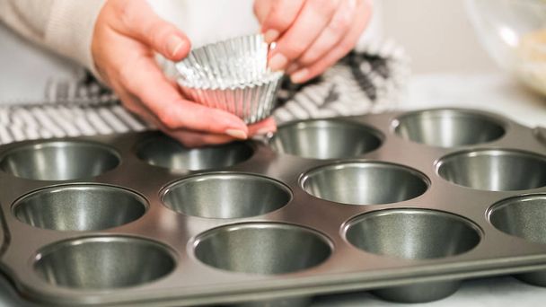 Schritt für Schritt. Backen von Vanille-Cupcakes in Metall-Cupcake-Form. - Foto, Bild