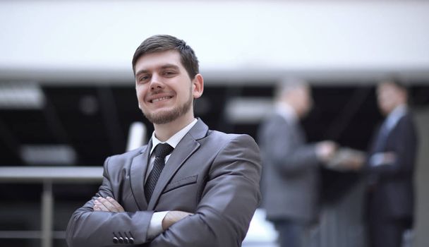 portrait of handsome businessman on blurred office background - Valokuva, kuva