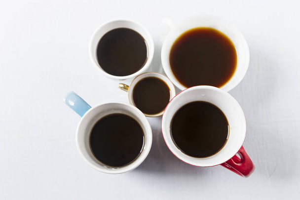 Tazas de café finas sobre un fondo blanco
 - Foto, Imagen