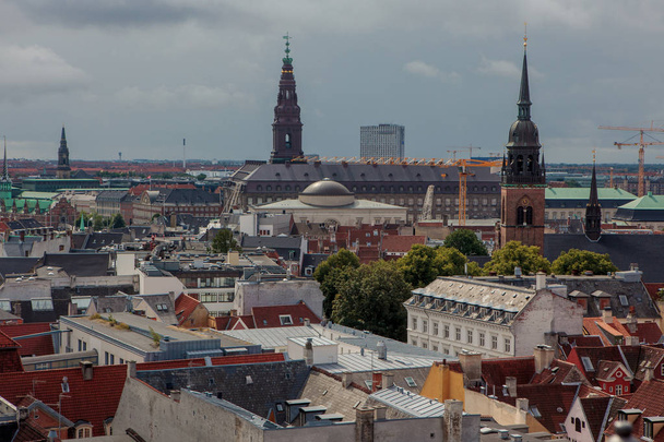 Copenhagen, Danimarka - 29 Temmuz 2015: Kopenhag, kuleler kenti. Cityscape ile kilise kutsal ruh ve Thorvaldsen Müzesi. - Fotoğraf, Görsel