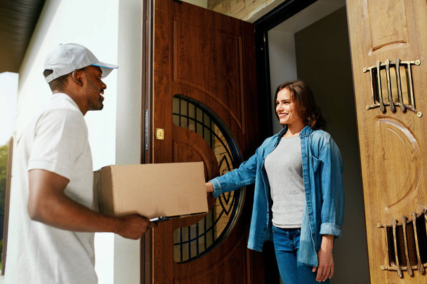 Home Delivery. Courier Delivering Package To Client - Foto, Imagem