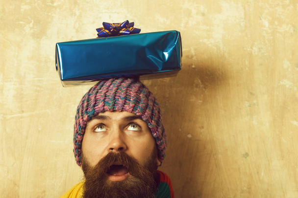 Hipster with present box in hat. - Photo, image