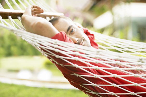 jonge man ontspannen op een hangmat - Foto, afbeelding