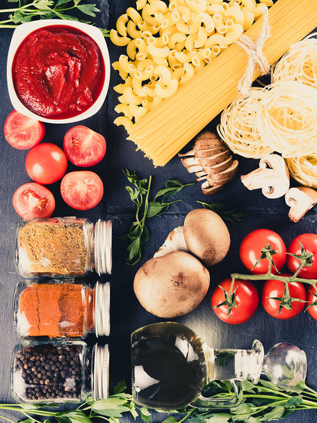 Bovenaanzicht verscheidenheid aan rauwe ongekookte pasta - Foto, afbeelding