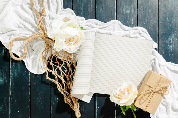  flowers with empty vintage notebook on wooden table - Foto, Imagen