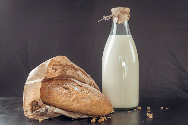 glass of milk and bread - Фото, изображение