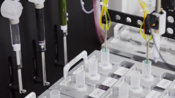 Автоматизированная лаборатория в технически продвинутой клинике проводит исследование, направленное на борьбу с диабетом, глубокий анализ крови и клеток поджелудочной железы
 - Кадры, видео