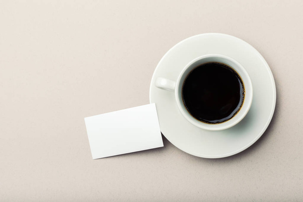 Carte blanche avec tasse à café, gros plan
  - Photo, image