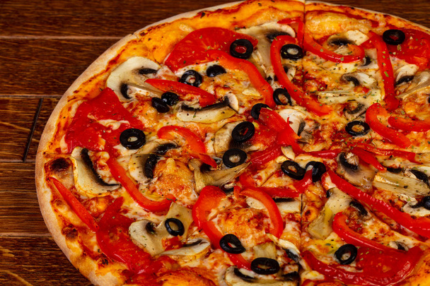 Pizza vegetariana con funghi, pepe e pomodoro
 - Foto, immagini