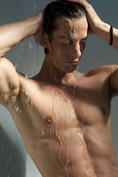 シャワーを有する男性のクローズ アップ表示. - 写真・画像