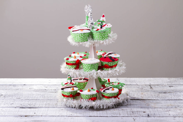 cupcakes de Natal coloridos em placas pirâmide em forma
 - Foto, Imagem
