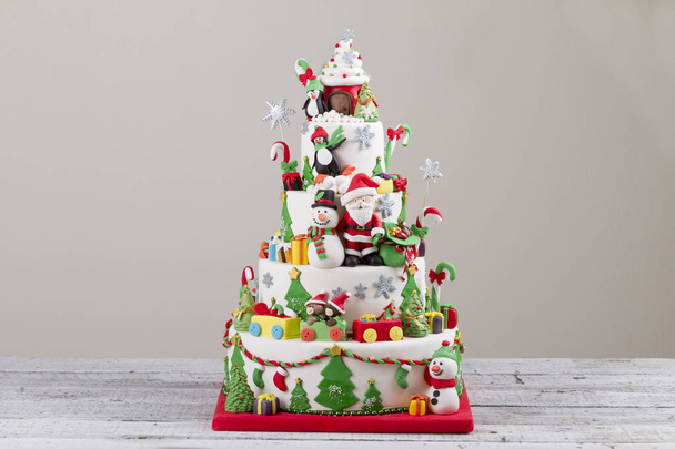 Bolo de Natal com figuras engraçadas no fundo cinza
 - Foto, Imagem