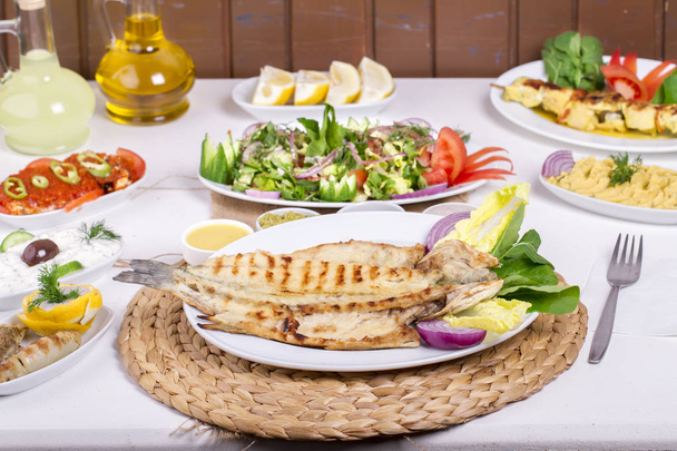 nakrycie stołu z różnych grillowane dania z mięsa, ryb i warzyw - Zdjęcie, obraz
