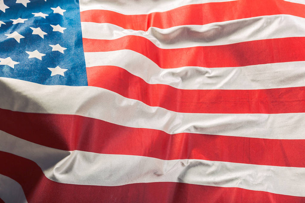 Detailní záběr na světlé rozcuchané americké vlajky - Fotografie, Obrázek