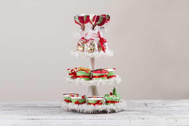 colorati cupcake di Natale su piatti a forma di piramide
 - Foto, immagini