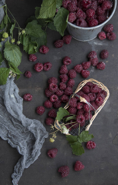top view of raspberries in wooden basket on wooden table - Zdjęcie, obraz