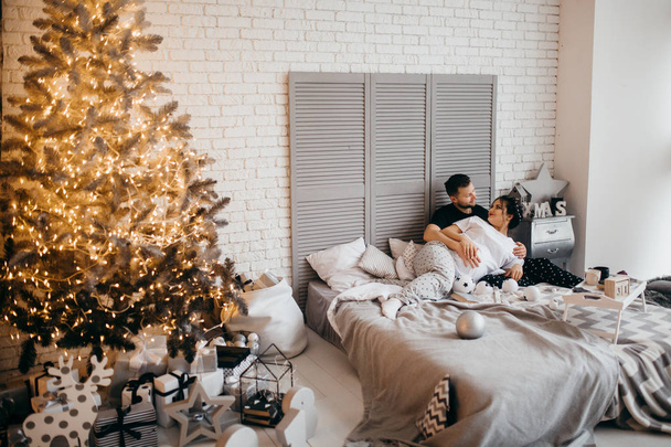 Happy  married couple at home  on   Christmas - Valokuva, kuva