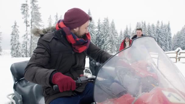 Arkadaşlar snowmobiling dağlarda - Video, Çekim