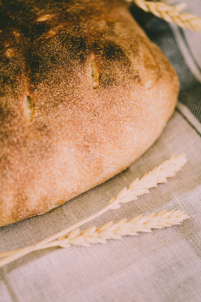 Pan de masa agria ecológica de pan con granos de trigo germinados de color amarillo dorado
 - Foto, imagen