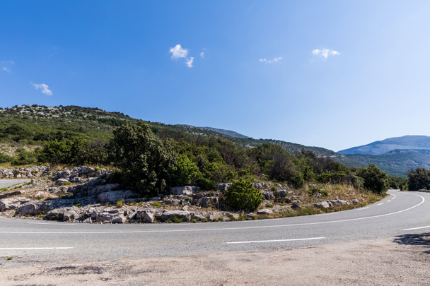 camino sinuoso vacío en montañas escénicas, provence, francia
  - Foto, Imagen