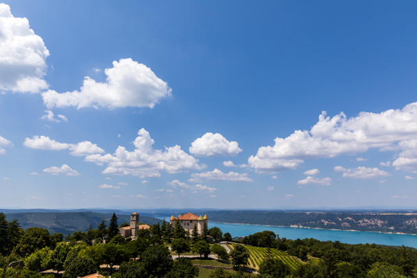 vista aérea da paisagem tranquila com bela arquitetura e natureza majestosa em provence, frança
 - Foto, Imagem