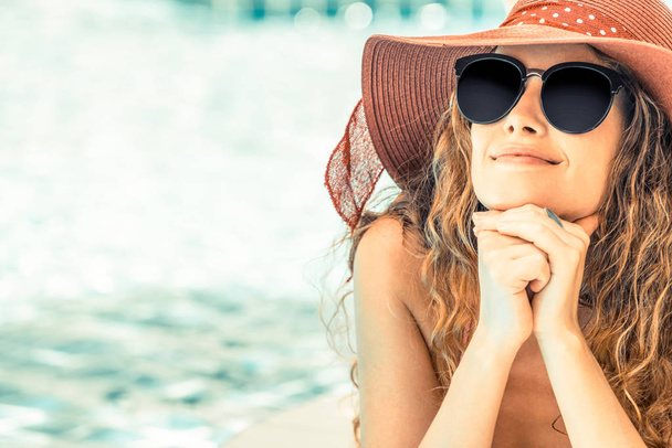 Šťastná mladá žena na sobě plavky dobře baví u bazénu v luxusní resort. Letní cestování dovolená concept. - Fotografie, Obrázek