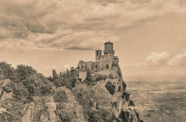 Republik San Marino Landschaft: die antike Festung Guaita auf einem Gipfel des Monte Titano - Bild gefiltert, um eine alte Postkarte zu simulieren - Foto, Bild