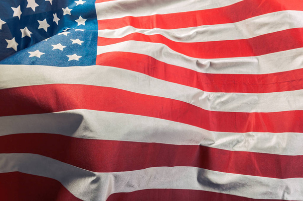 Крупный план ярко взъерошенного американского флага
 - Фото, изображение