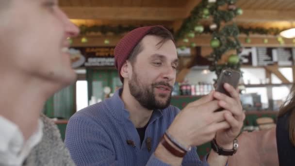 Hombre alegre usando el teléfono móvil
 - Metraje, vídeo