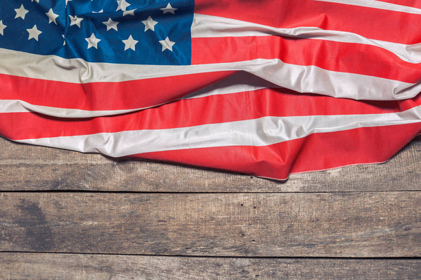 Yıpranmış rustik ahşap arka plan üzerinde Amerikan bayrağı - Fotoğraf, Görsel