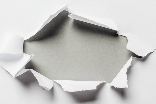 İki taraf, yakın çekim kağıt ile delik yırtık  - Fotoğraf, Görsel