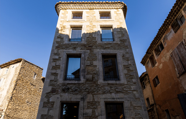 alacsony, szög, kilátás magas történelmi épület, nagy ablakokkal, napos, provence, Franciaország - Fotó, kép
