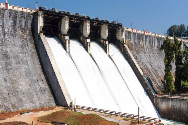 Bhoothathankettu ダムとケララ州インドの洪水 - 写真・画像