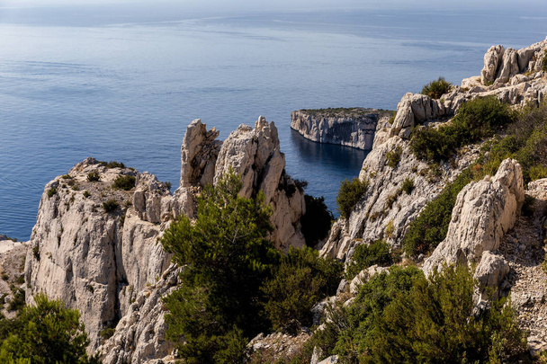 vista aérea de falésias altas, vegetação verde e mar calmo em Calanques de Marselha (Maciço dos Calanques), provence, france
 - Foto, Imagem