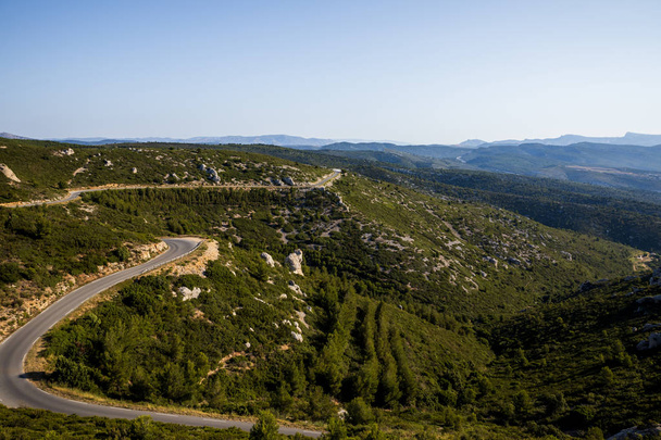 dolambaçlı yol ve Provence, Fransa güzel dağları havadan görünümü - Fotoğraf, Görsel